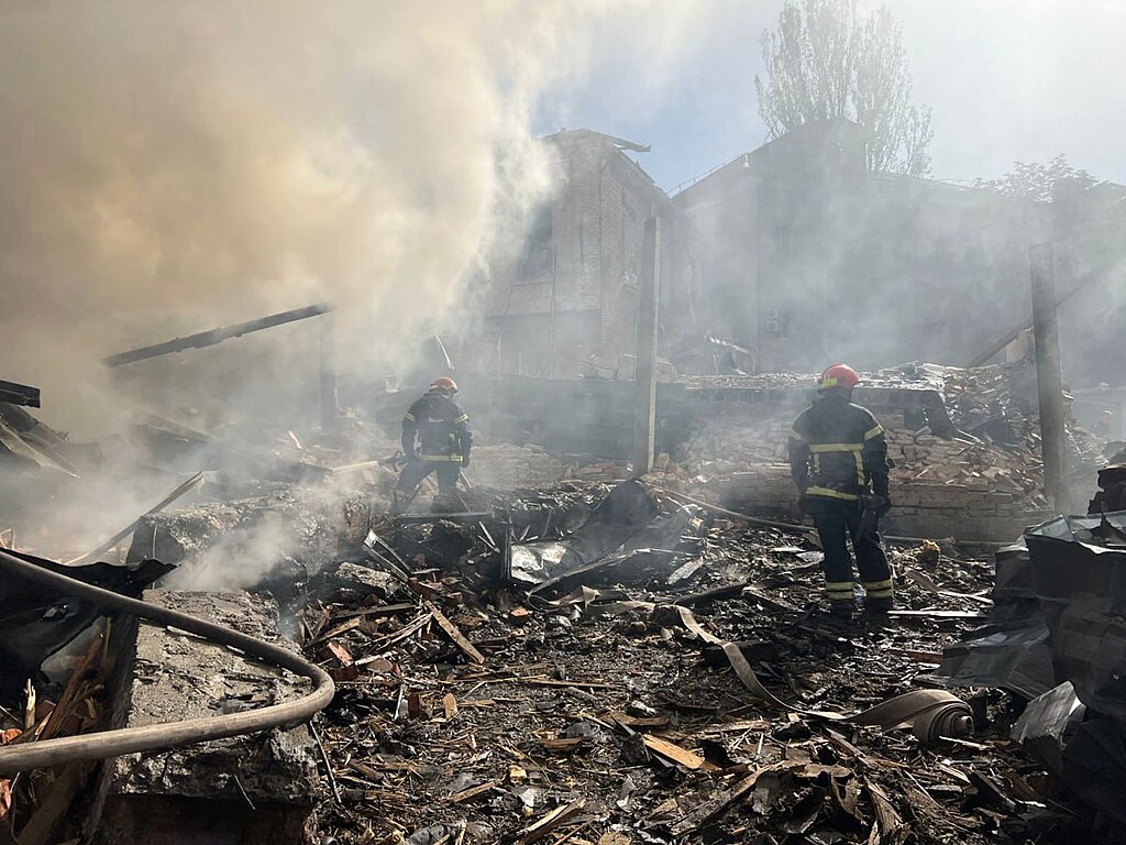 Zerstörungen nach russischen Angriffen (Symboldarstellung) / Archivbild / Destructions in Kryvyi Rih after rocket strike, 2023-08-08 (25) by State Emergency Service of Ukraine is licensed under CC BY 4.0. https://creativecommons.org/licenses/by/4.0