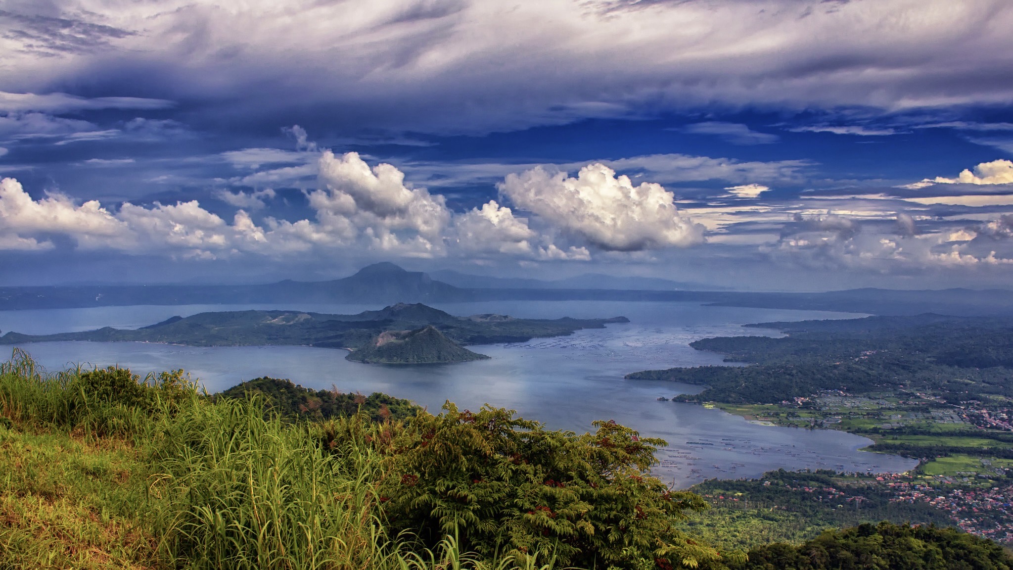 Philippinen / Archivbild (cropped) / Taal Lake and Volcano, Tagaytay, Philippines by Ray in Manila is licensed under CC BY 2.0. https://creativecommons.org/licenses/by/2.0