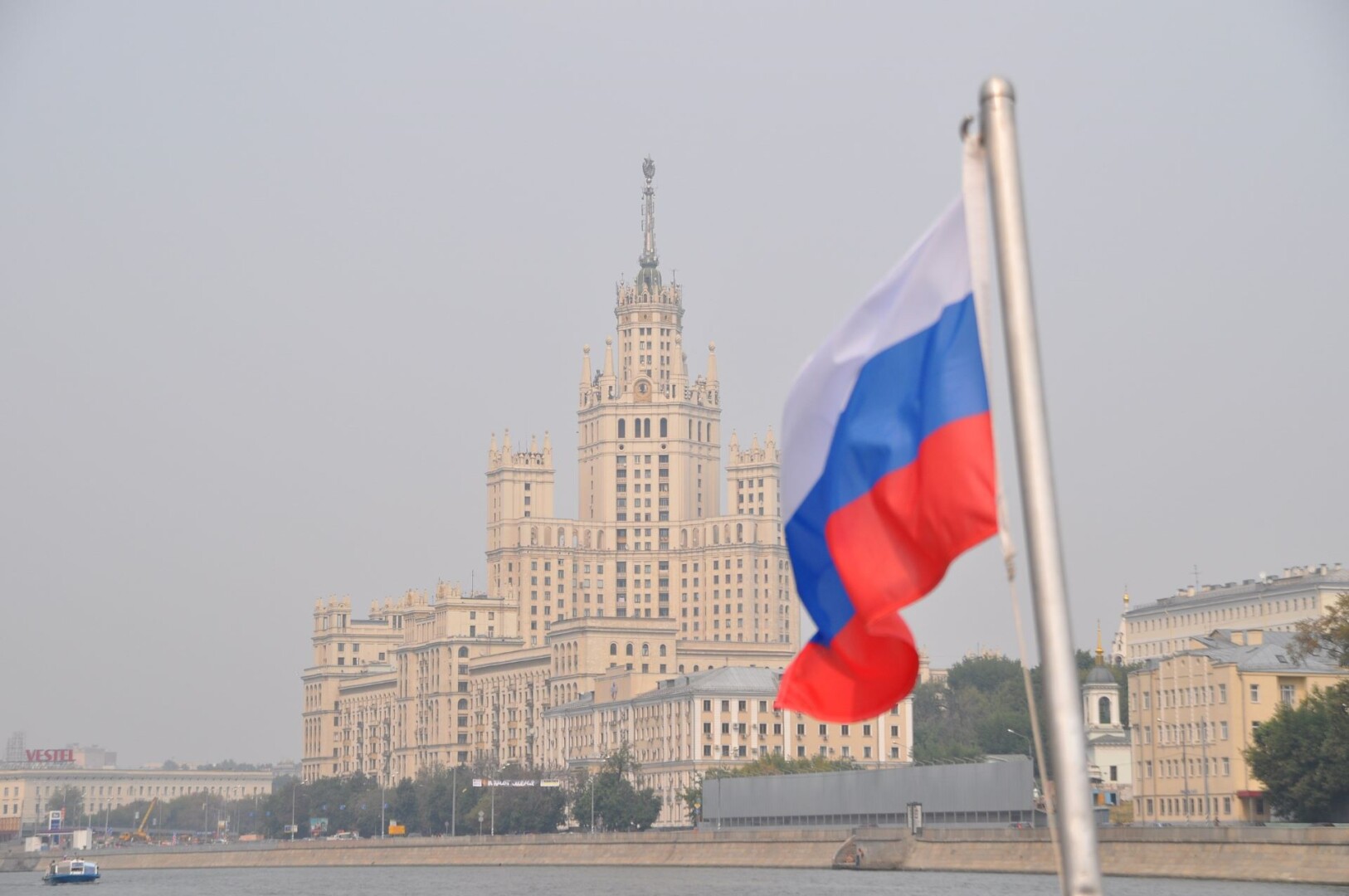 Moskau / Archivbild / File:Russland-Flagge-Moskau.jpg by Schlurcher is licensed under CC BY 3.0. https://creativecommons.org/licenses/by/3.0/