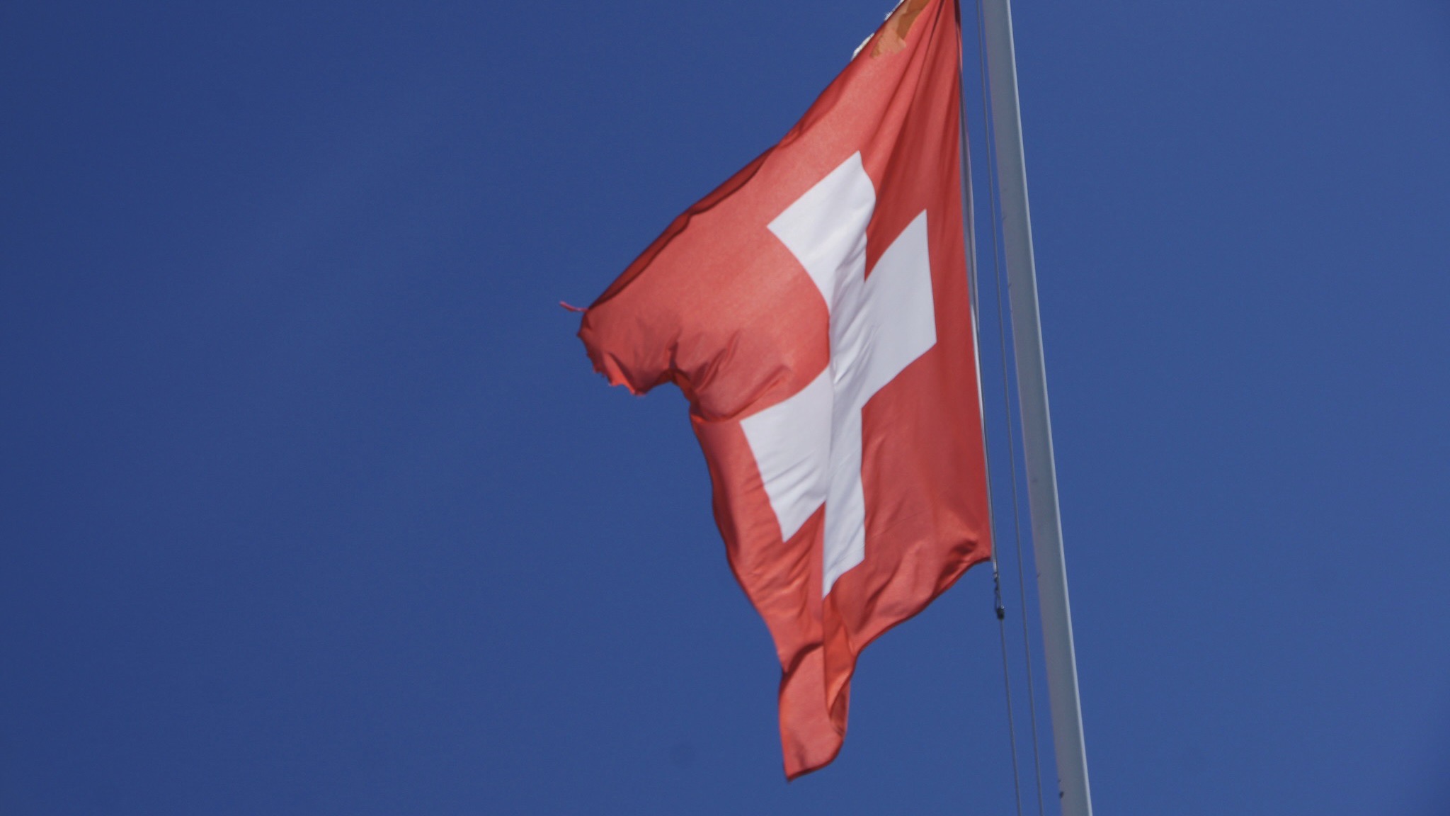 Schweiz / Archivbild (cropped) / „swiss flag“ von twicepix ist lizenziert unter CC BY-SA 2.0. https://creativecommons.org/licenses/by-sa/2.0