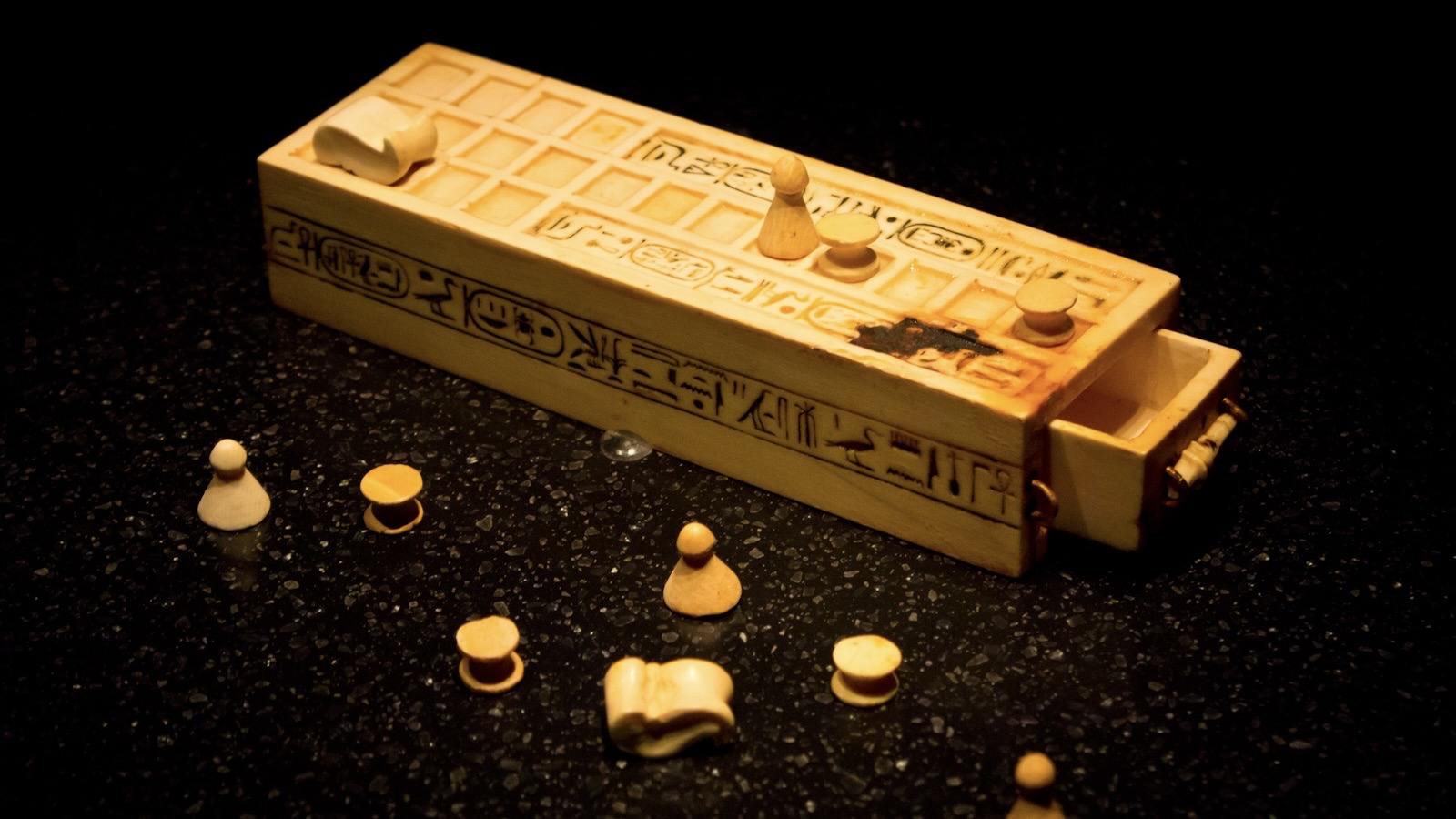 Senet / Archivbild (cropped) / Senet game pieces (Tutankhamun) by ddenisen (D. Denisenkov) is licensed under CC BY-SA 2.0. https://creativecommons.org/licenses/by-sa/2.0