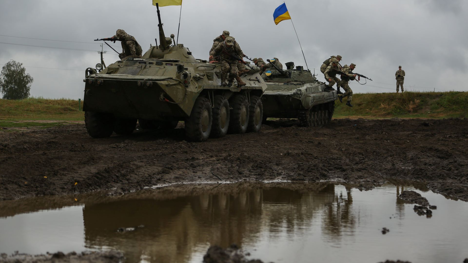 Ukrainische Soldaten springen während  einer Übung von einem BMP-1 (hinten) und BTR-80 / Archivbild / 170913-A--008 by 7th Army Training Command is licensed under CC BY 2.0. https://creativecommons.org/licenses/