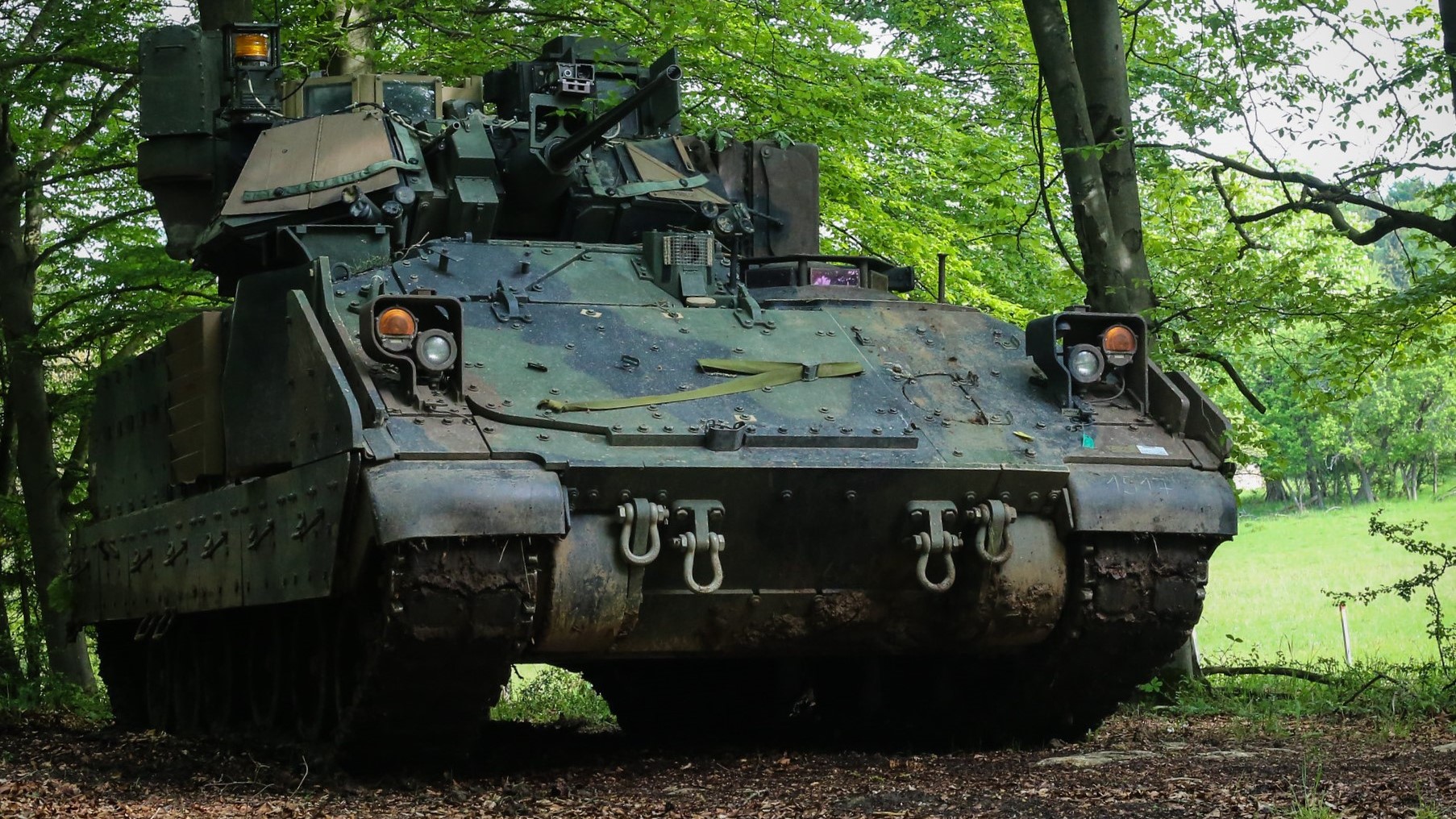 [Bradley IFV bei einem Manöver in Deutschland / Archivbild (cropped) /  by U.S. Army Europe is marked with Public Domain Mark 1.0. (edited) https://creativecommons.org/publicdomain/zero/1.0/]