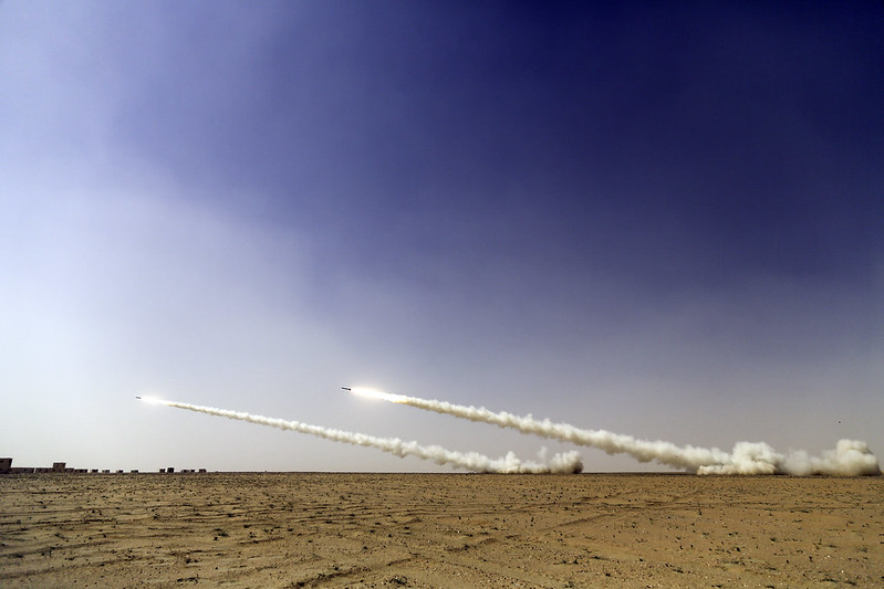 HIMARS-Abschüsse, hier in Kuwait / Archivbild / HIMARS live fire [Image 1 of 2] by DVIDSHUB is licensed under CC BY 2.0. https://creativecommons.org/licenses/