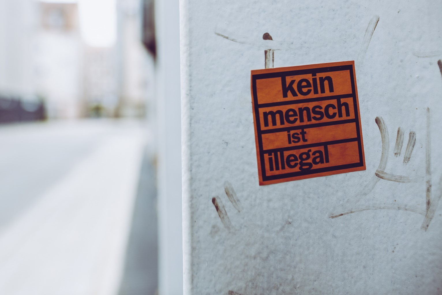 Kein Mensch ist illegal / Archivbild / kein mensch ist illegal by markus spiske is marked with CC0 1.0. To view the terms, visit https://creativecommons.org/publicdomain/zero/1.0/?ref=openverse. (cropped)