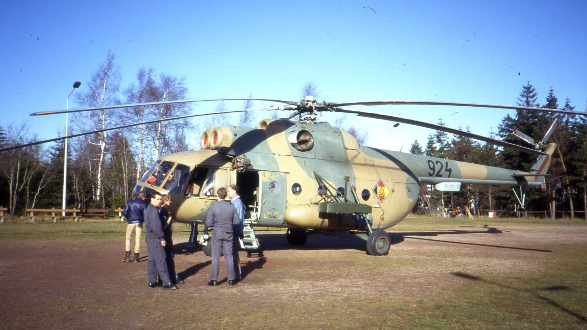 [Mi-8 in der DDR / Archivbild (cropped) / by sludgegulper is licensed under CC BY-SA 2.0. https://creativecommons.org/licenses/by-sa/2.0/?ref=openverse.]