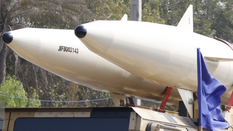 [Iranische Raketen / Archivbild (cropped) / By Fars Media Corporation, CC BY 4.0, https://commons.wikimedia.org/w/index.php?curid=138321565]