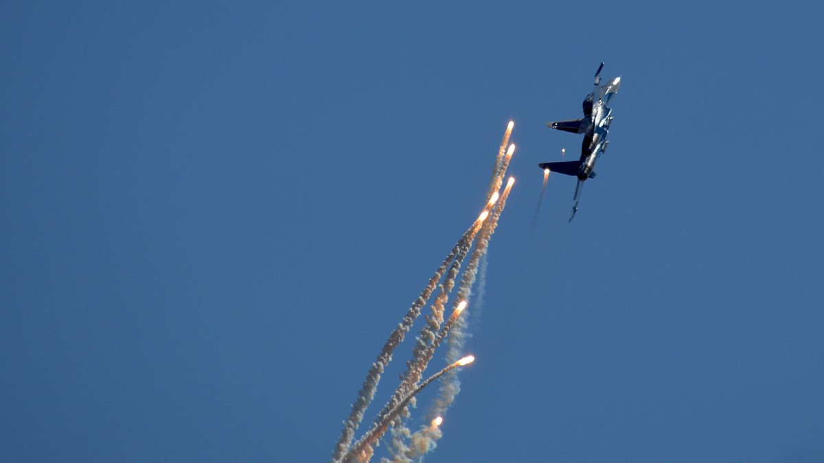 [Su-30SM / Archivbild (cropped) / by Anna Zvereva is licensed under CC BY-SA 2.0. https://creativecommons.org/licenses/by-sa/2.0/]