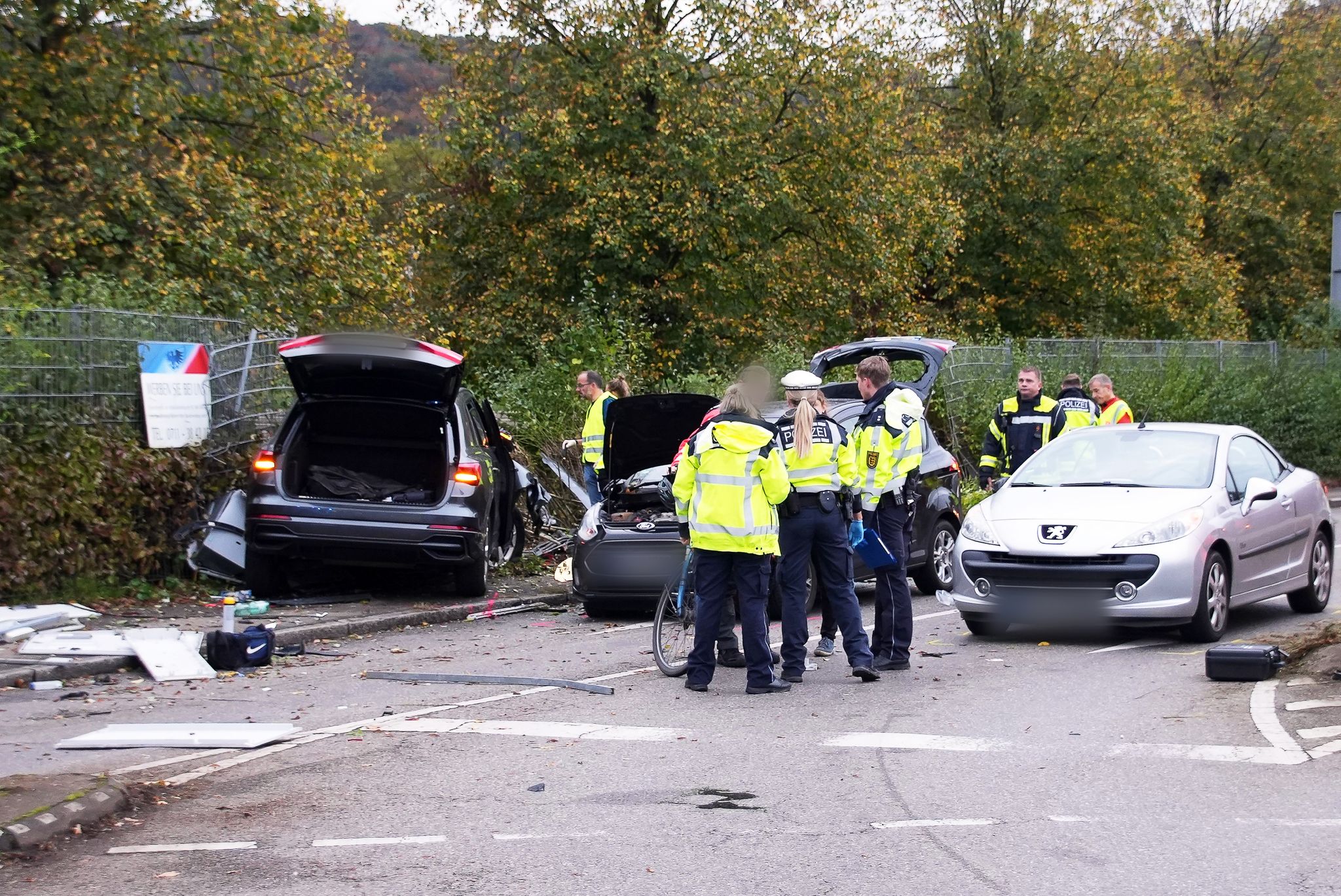 Fußgänger von Auto erfasst: Mutter und zwei Kinder tot