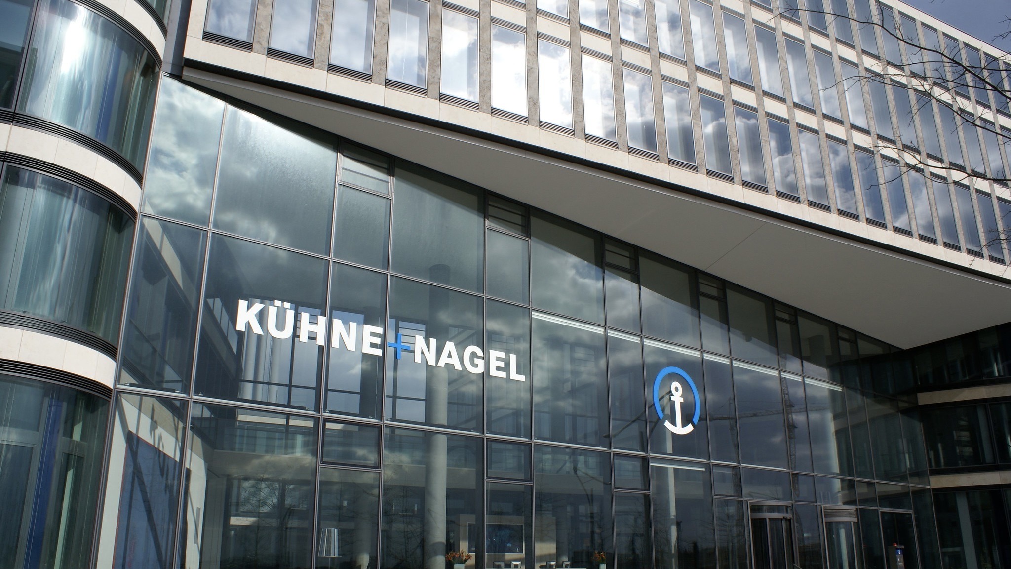 Kühne und Nagel / Symbolbild (cropped) / alex.ch from Zurich, Switzerland, CC BY-SA 2.0 , via Wikimedia Commons