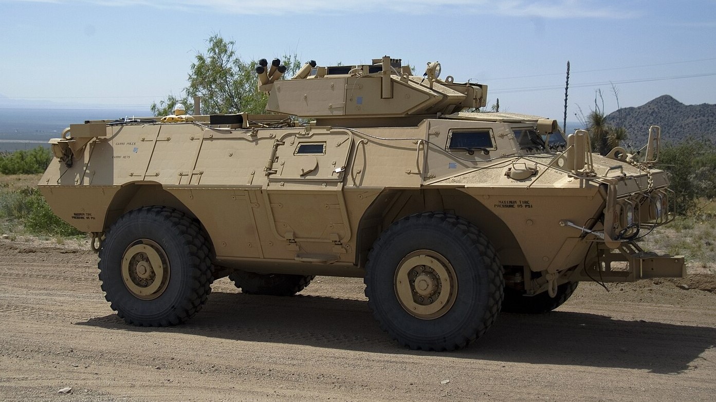 [M1117 / Archivbild (cropped) / By Drew Hamilton, U.S. Army , Public Domain, https://commons.wikimedia.org/w/index.php?curid=10673346]