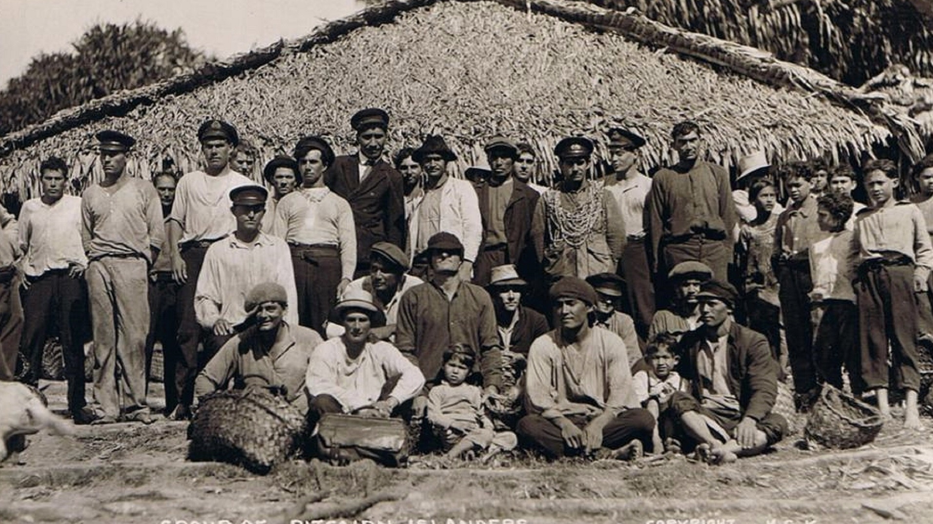 Pitcairn Insel/ Archivbild (cropped) / 
Group Of Pitcairn Islanders by Midnight Believer is marked with Public Domain Mark 1.0. https://creativecommons.org/publicdomain/mark/1.0