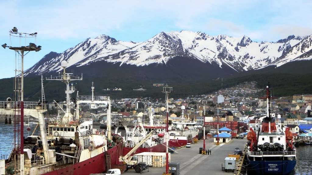 Ushuaia / Archivbild (cropped) / Pier in Ushuaia by D-Stanley is licensed under CC BY 2.0. https://creativecommons.org/licenses/by/2.0