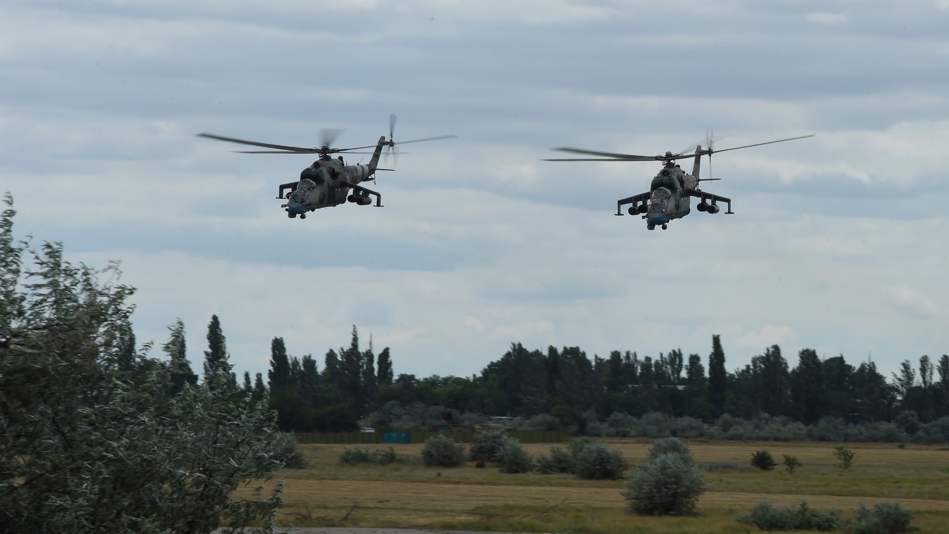 // Zwei ukrainische Mi-24 / Archivbild (Cropped) /  by CNE CNA C6F is marked with Public Domain Mark 1.0.