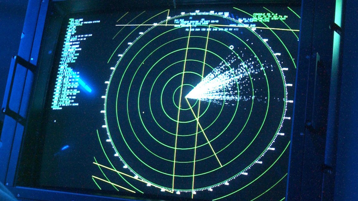 [Radar-Screen / Symbolbild (cropped) / By Airman Michael D. Cole, U.S. Navy, Public Domain, https://commons.wikimedia.org/w/index.php?curid=20789063]