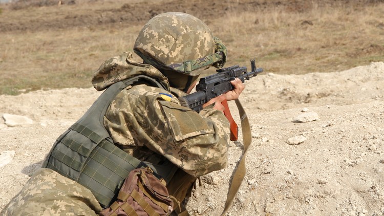 [Ukrainischer Soldat / Archivbild (cropped) / by Ministry of Defense of Ukraine is licensed under CC BY-SA 2.0. https://creativecommons.org/licenses/by-sa/2.0/]