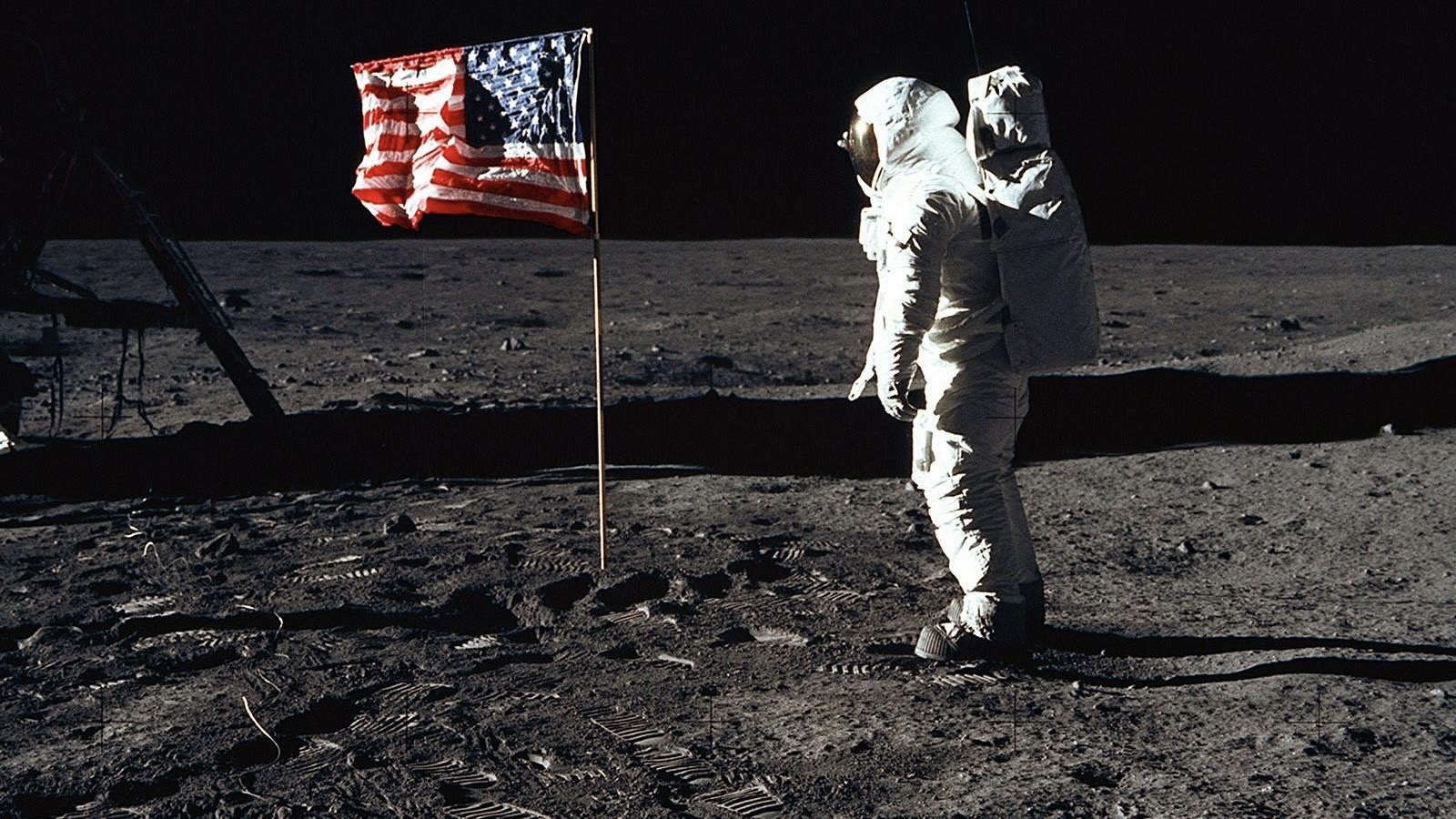 Buzz Aldrin / Archivbild (cropped) / Apollo 11 - Buzz Aldrin and US flag by Marc Van Norden is licensed under CC BY 2.0. https://creativecommons.org/licenses/by/2.0