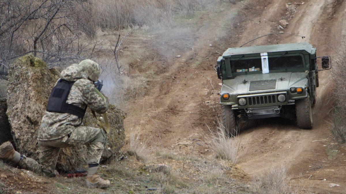 [Humvee bei einer Übung / UA Navy Humvees 01 / Archivbild (cropped) /  by АрміяInform/ CC BY 4.0 / https://creativecommons.org/licenses/by/4.0/]