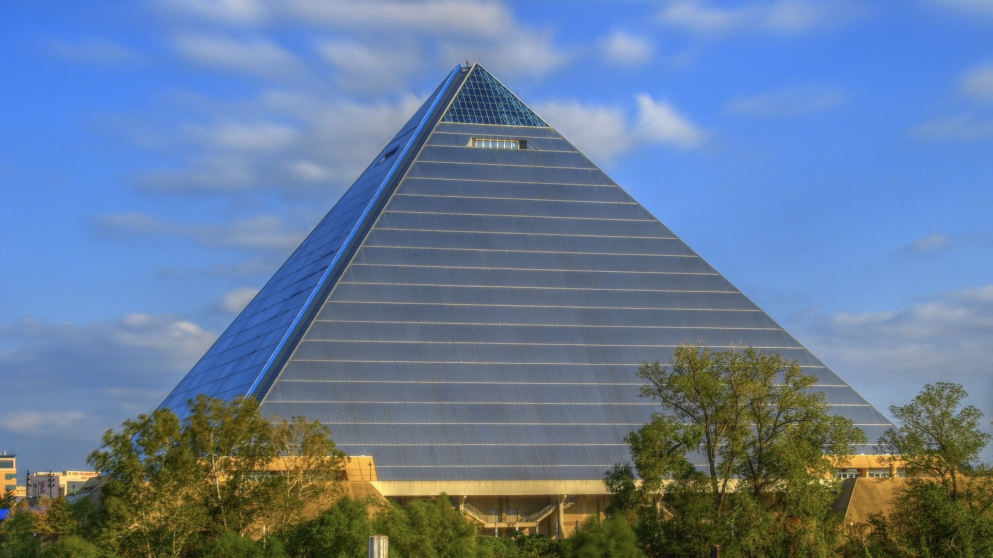 Memphis Pyramide / Archivbild (cropped) /  Memphis Pyramid HDR by Exothermic is licensed under CC BY-SA 2.0. https://creativecommons.org/licenses/by-sa/2.0