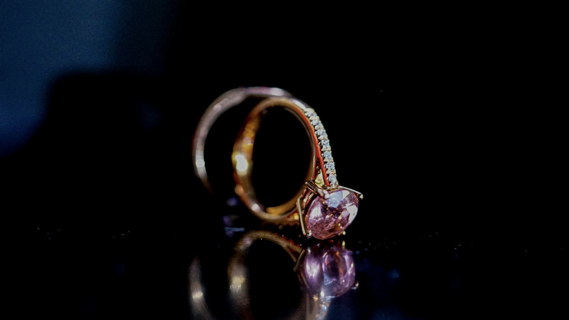 Pink Star Diamond / Archivbild (cropped) / by Paula Anne, on Pexels