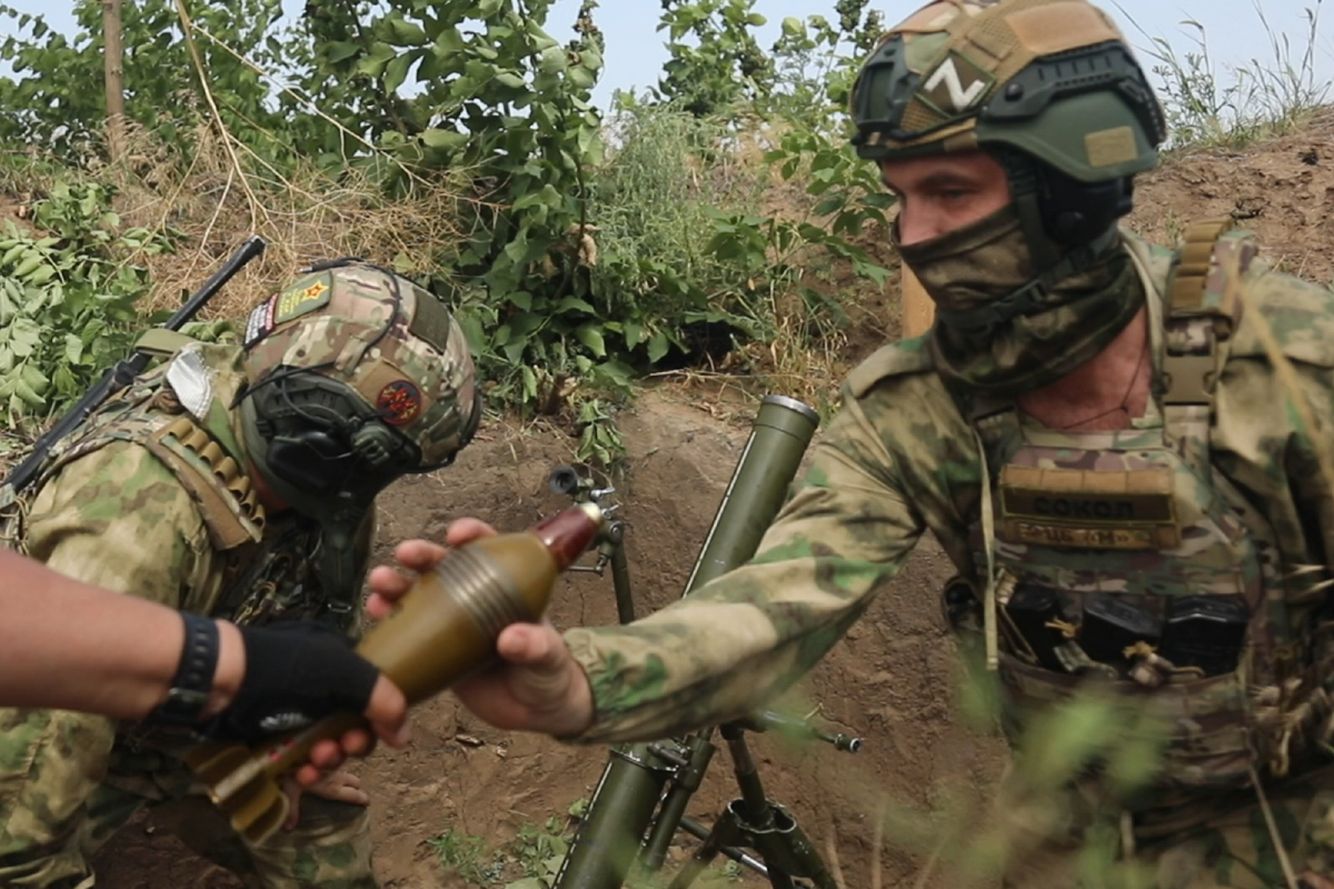 Russische Soldaten / Archivbild / Russian soldier passed a 82mm mortar shell by Ministry of Defence of the Russian Federation is licensed under CC BY 4.0. https://tinyurl.com/4enusbkw