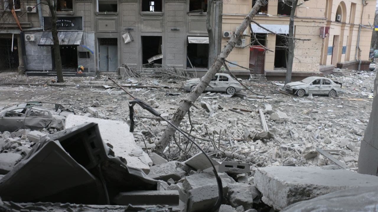 // Charkiw nach russischen Angriffen / Archivbild (cropped) / Kharkiv downtown street destroyed by Russian bombardment by Міністерство внутрішніх справ України is licensed under CC BY 4.0.