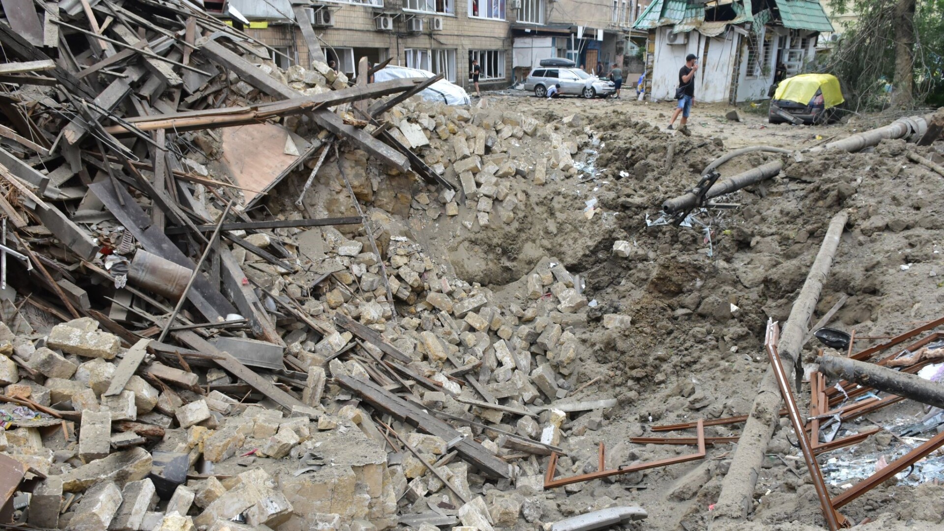 // Krater nach Raketenangriff auf Odessa / Archivbild (cropped) / by Media Center Ukraine