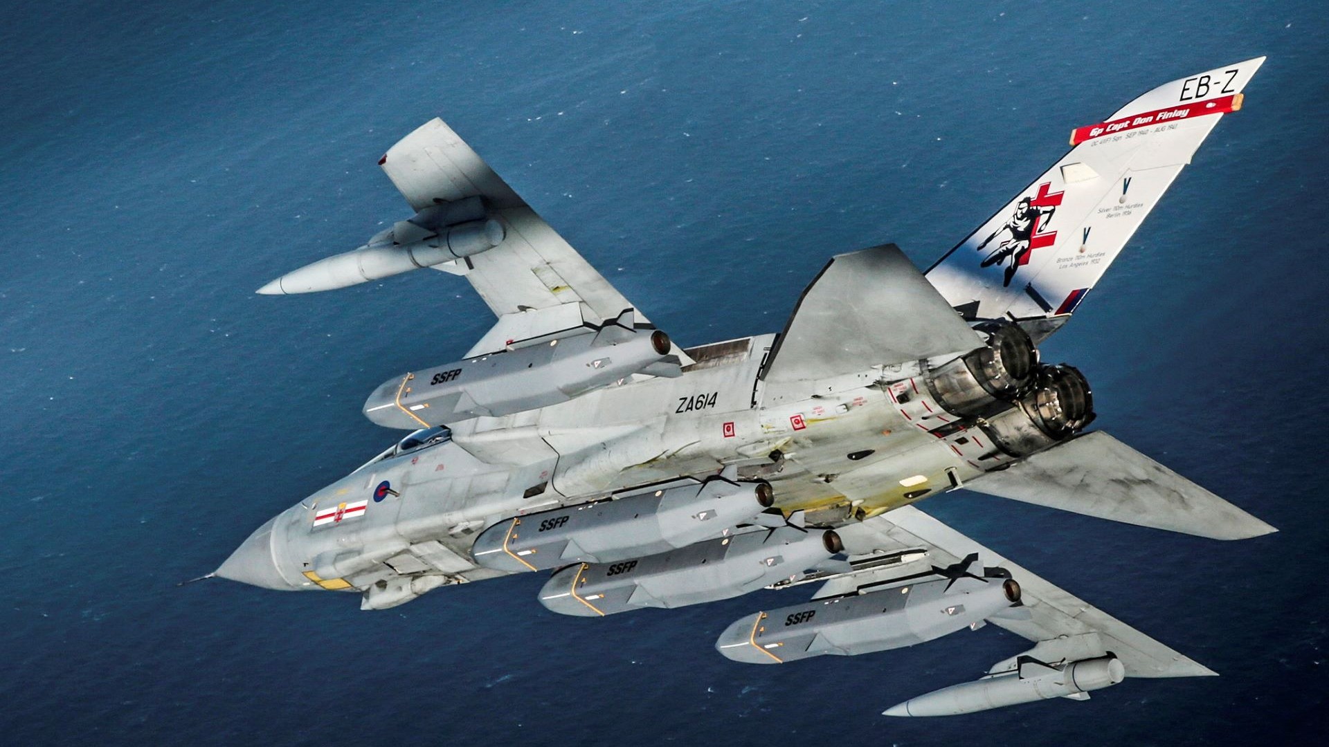 Storm-Shadow-Raketen an einem Tornado-Jet / Archivbild / 41 Squadron Panavia Tornado GR4, preparing to test fire four Storm Shadow missiles. by aeroman3 is marked with Public Domain Mark 1.0.