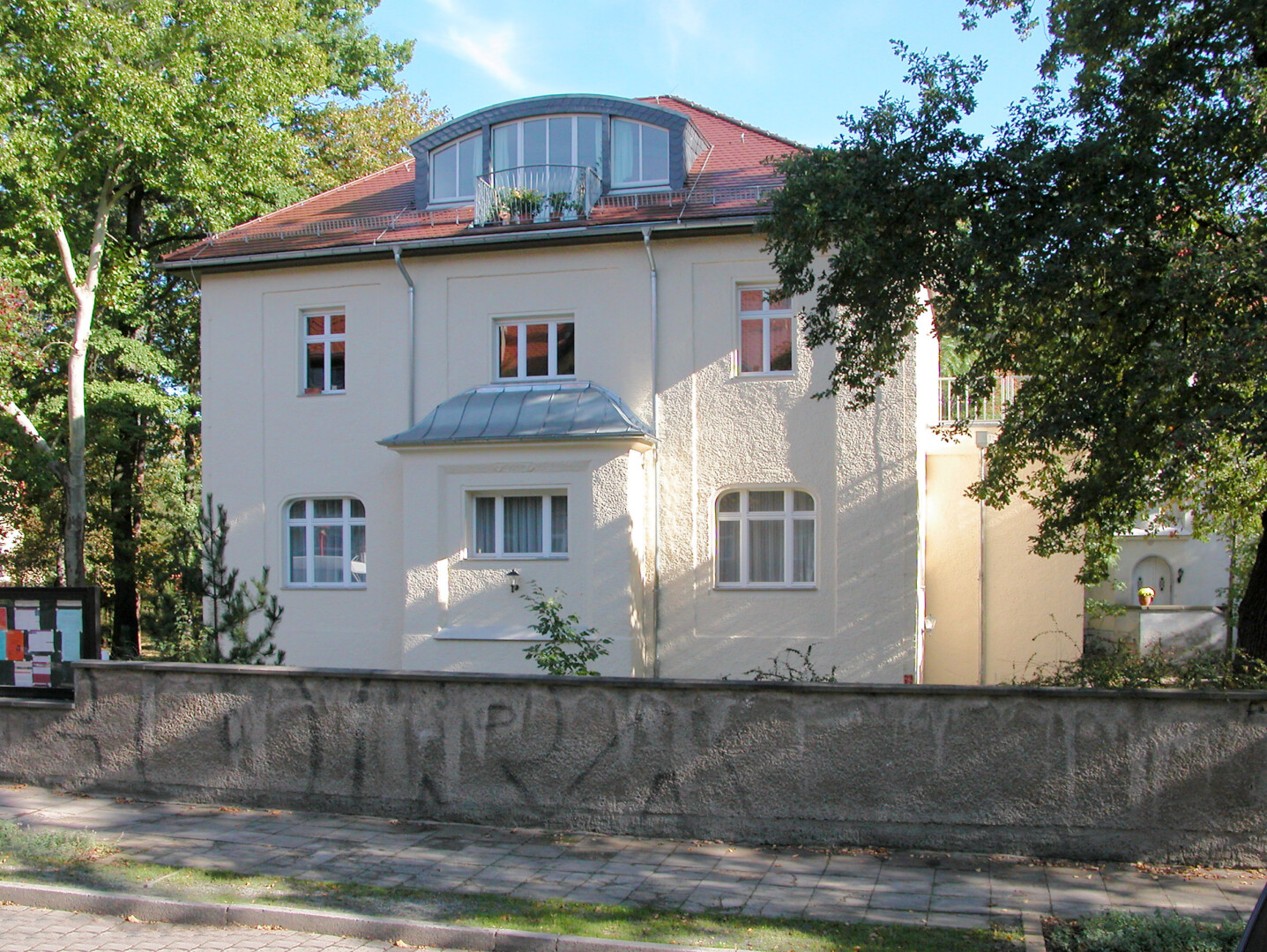 20061009100DR Dresden-Loschwitz Angelikastraße 4 by Jörg Blobelt is licensed under CC BY-SA