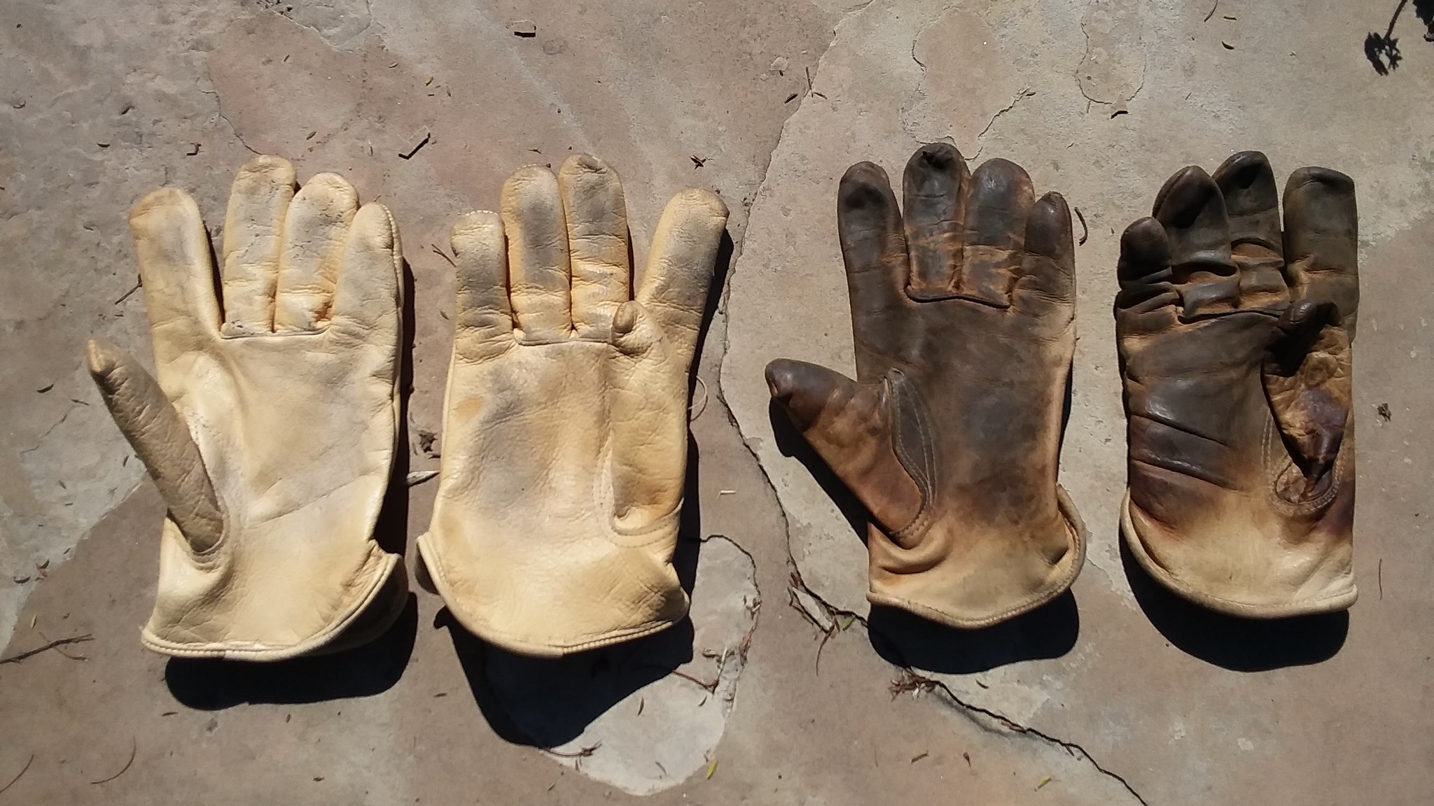 Handschuhe / Symbolbild (cropped) / Worn leather work gloves 20200225_100632 by el cajon yacht club is licensed under CC BY 2.0. https://creativecommons.org/licenses/by/2.0/?