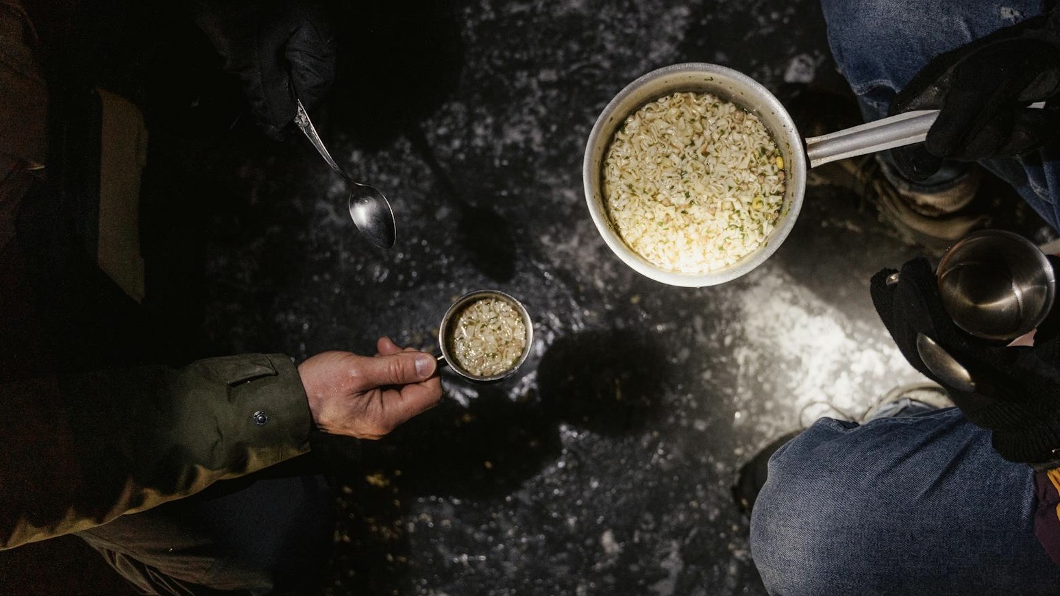 Löffel und Becher / Symbolbild (cropped) / by Tima Miroshnichenko, pexels