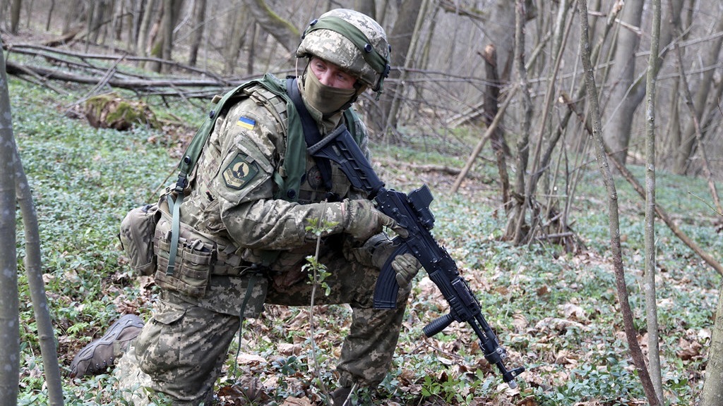 Ukraine Soldaten / Symbolbild (cropped) / Combat training soldiers 25 Airborne Brigade of the Armed Forces of Ukraine by Ministry of Defense of Ukraine is licensed under CC BY-SA 2.0. https://creativecommons.org/licenses/by-sa/2.0