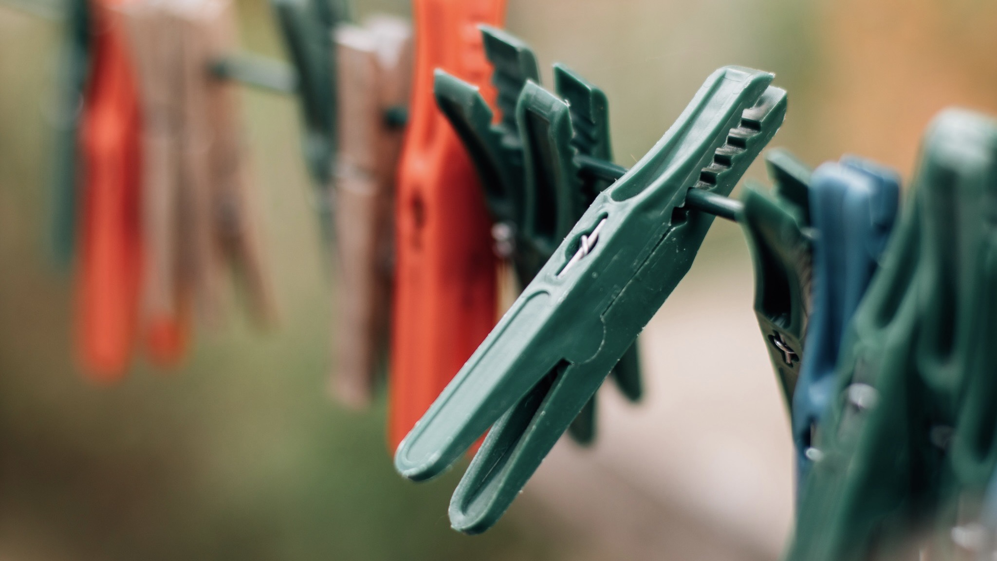 Wäscheleine/ Symbolbild (cropped) / Close-up of clothes pegs on a clothesline by Ivan Radic is licensed under CC BY 2.0. https://creativecommons.org/licenses/by/2.0