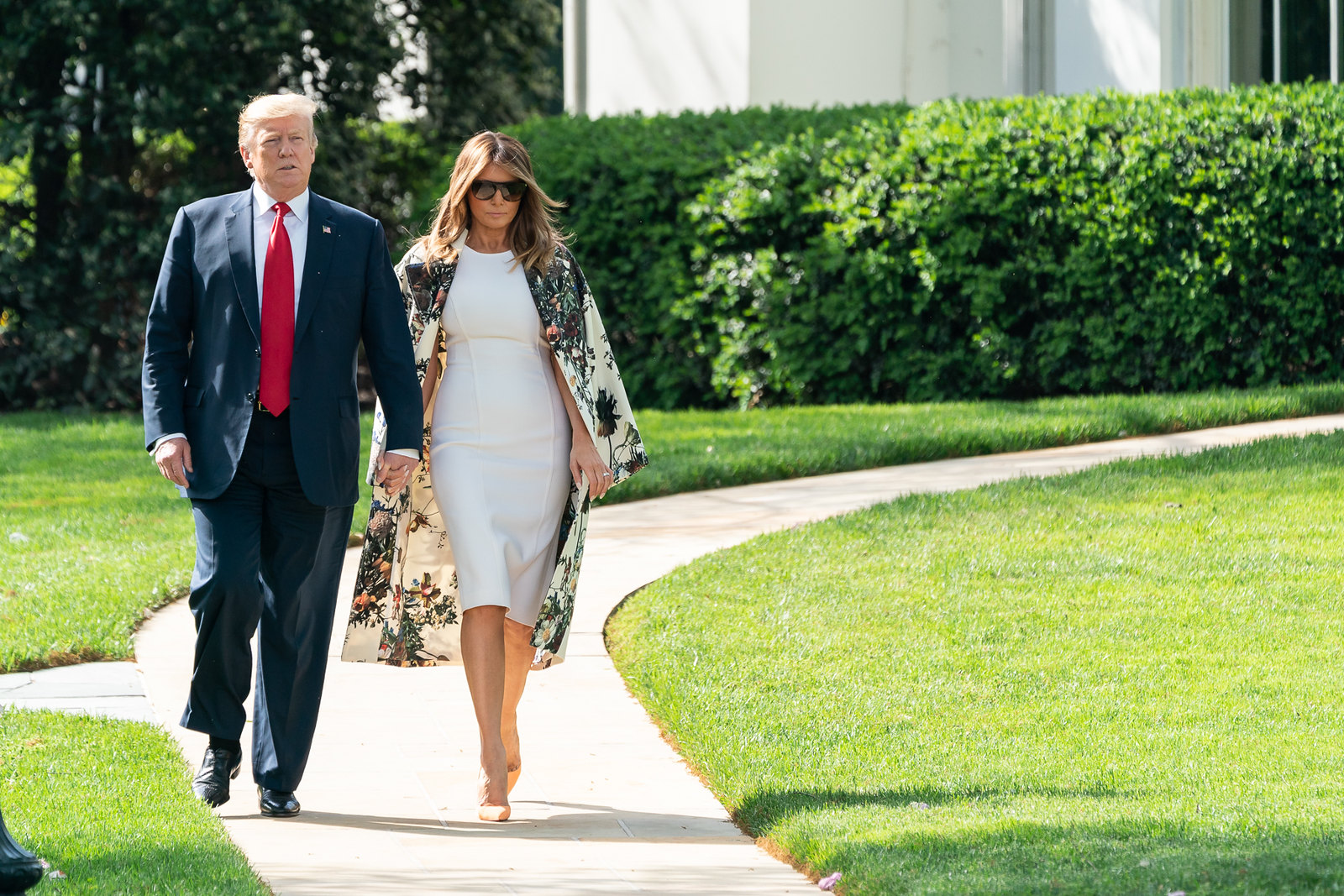 Foto: Donald und Melania Trump / Archivbild / President Trump and First Lady Melania Trump Walk to Marine One by The White House is marked with Public Domain Mark 1.0. To view the terms, visit https://creativecommons.org/publicdomain/mark/1.0/?ref=openverse.