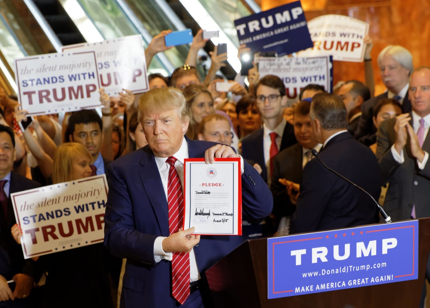 Foto: Donald Trump bei einer Veranstaltung der Republikaner /  Archivbild / Donald Trump Signs The Pledge by Michael Vadon is licensed under CC BY-SA 2.0. To view a copy of this license, visit https://creativecommons.org/licenses/by-sa/2.0/?ref=openverse.