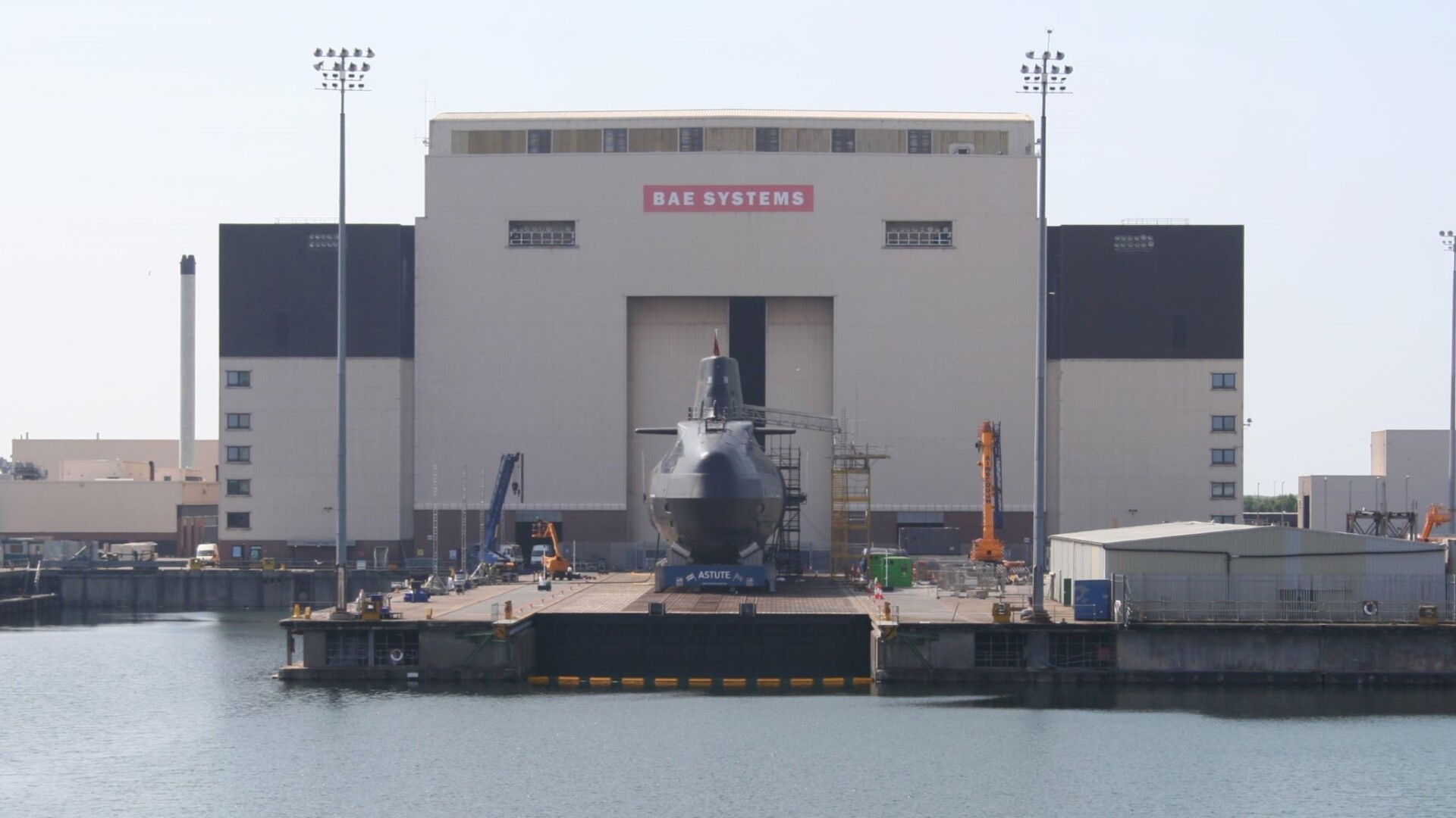 [U-Boot vor der Werft in Barrow-in-Furness / Archivbild (cropped/edited) / By PoorTom at English Wikipedia - , Public Domain, https://commons.wikimedia.org/w/index.php?curid=2384206]