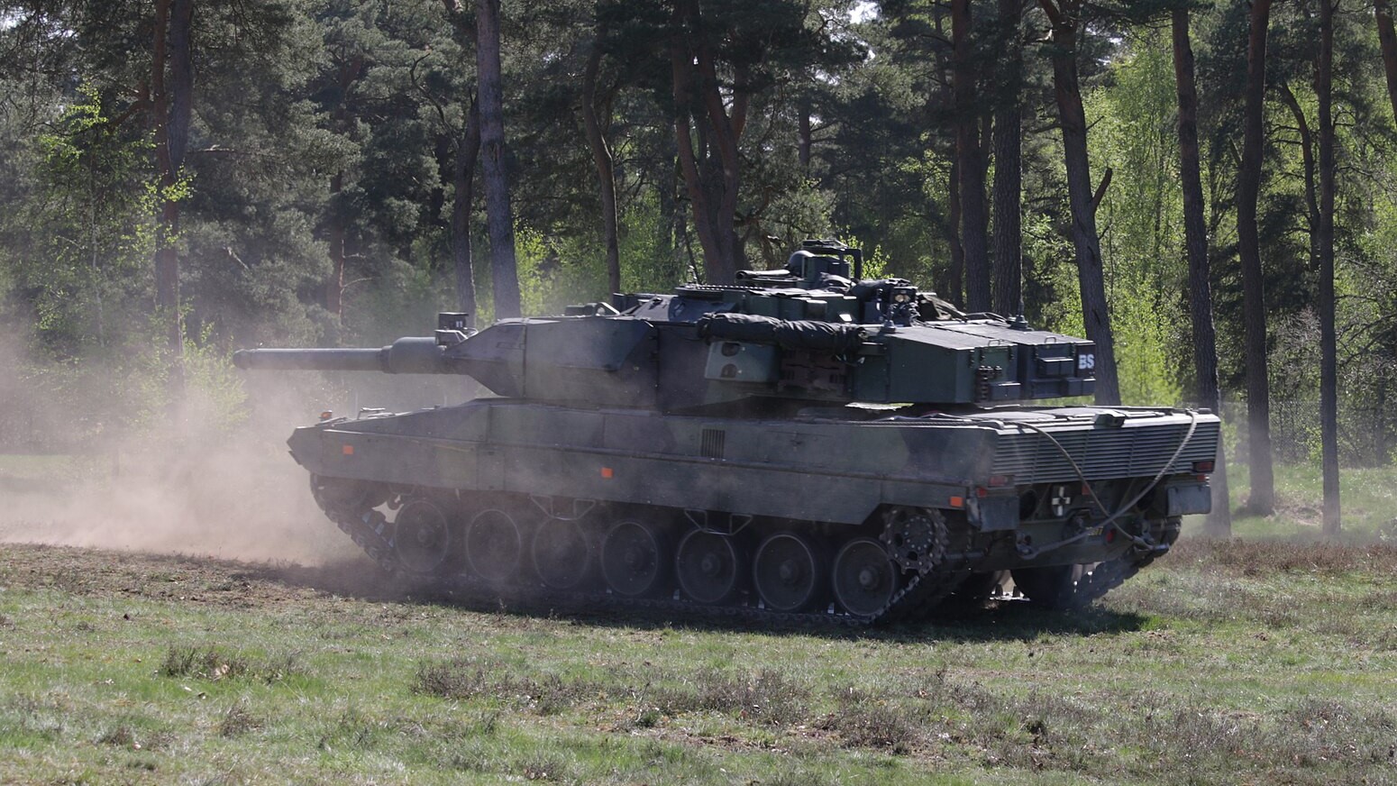 [Stridsvagn 122 / Archivbild (cropped) / By Jorchr - Own work, CC BY-SA 3.0, https://commons.wikimedia.org/w/index.php?curid=68836192]