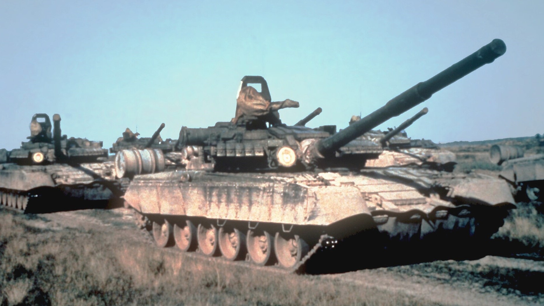 [Archivbild / cropped / By dhatfield, derivative of US Gov work - Soviet_T-80.JPEG, Public Domain, https://commons.wikimedia.org/w/index.php?curid=4841896]