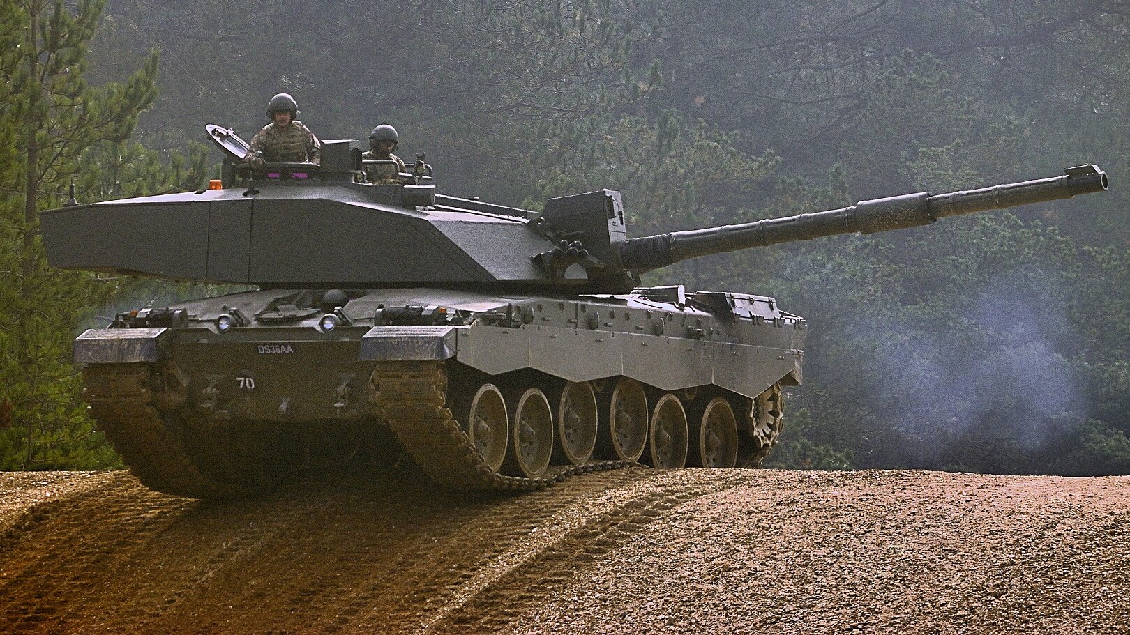 [Archivbild (cropped) / By Airwolfhound - Challenger 2 MBT, CC BY-SA 2.0, https://commons.wikimedia.org/w/index.php?curid=111221240]