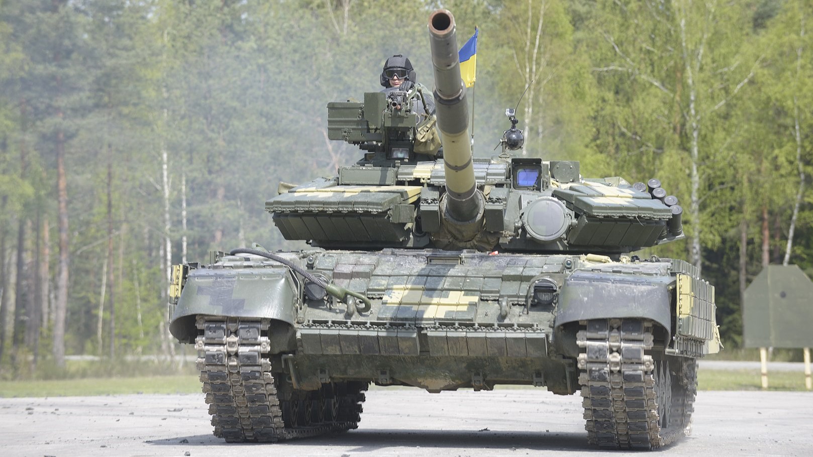 [T-64 / Archivbild (cropped) / By 7th Army Training Command from Grafenwoehr, CC BY 2.0, https://commons.wikimedia.org/w/index.php?curid=58739785]